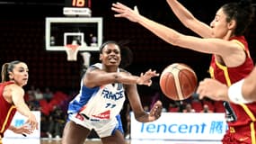 La Française Valériane Ayayi face à l'Espagne en demi-finale de l'Euro le 27 juin 2025 au Pirée 