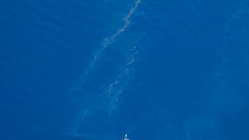 Des bateaux tentent de récupérer des hydrocarbures qui menacent les plages corses le 12 juin 2021 au large de Solenzara