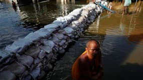 A l'entrée d'un temple partiellement inondé, à Bangkok. Les grandes marées du week-end dans le golfe de Thaïlande ont mis à l'épreuve les défenses anti-inondations de la capitale thaïlandaise, dont le centre-ville pourrait encore échapper aux plus graves