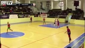 Un retourné acrobatique somptueux en futsal