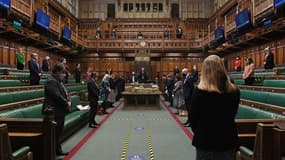 Le Parlement observe une minute de silence en hommage aux victimes du Covid-19.
