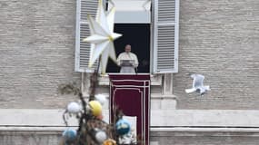Le pape François s'adresse aux fidèles sur la place Saint-Pierre, au Vatican, le 1er janvier 2018. 