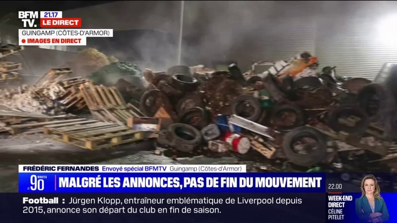 Mobilisation des agriculteurs: des détritus déversés devant un site de transformation de volailles à Guingamp (Côtes-d'Armor)