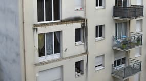 Vue le 16 octobre 2016 à Angers d'un immeuble où un balcon s'était effondré la veille au soir, entraînant dans sa chute les deux balcons des étages inférieurs, et faisant quatre morts