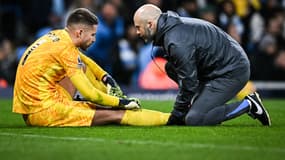 Le gardien de Tottenham, Guglielmo Vicario, en train de se faire soigner contre Manchester City en Premier League, le 23 novembre 2024