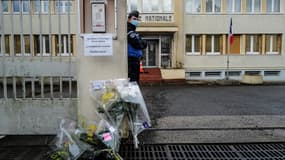 Des fleurs devant la gendarmerie d'Ambert, en hommage aux militaires tués le 22 décembre 2020