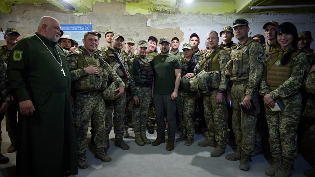 Volodymyr Zelensky, en chef de guerre, pose avec des combattants ukrainiens qu’il a récompensés à Mykolaïv le 18 juin 2022. Volodymyr Zelensky, en chef de guerre, pose avec des combattants ukrainiens qu’il a récompensés à Mykolaïv le 18 juin 2022.