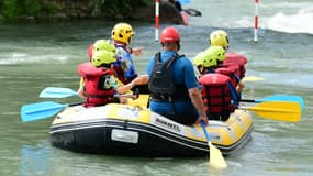 Une sortie en rafting dans le cadre d'un camp d'été pour enfants dans la Loire, le 24 juillet 2024 (photo d'illustration).