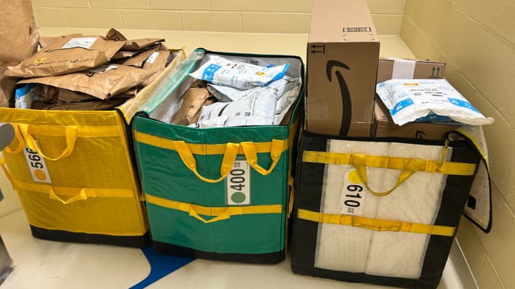 Trois bacs de colis Amazon ont été découverts tôt le 22 décembre 2024, abandonnés sur le bord de la route dans une zone boisée près de Bedford Street