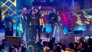 L'équipe d'esport Natus Vincere célèbre sa victoire avec ses fans lors de la finale du Major de Counter-Strike, le 7 novembre 2021 à Stockholm