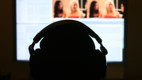 Un homme faisant le montage d'un film pornographique en janvier 2007 aux États-Unis (illustration)