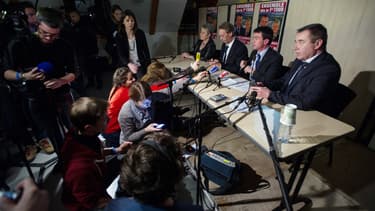 Le Premier ministre Manuel Valls s'est retrouvé plongé dans le noir, ce mardi soir, devant plus de 750 personnes venues l'écouter, à Audincourt dans le Doubs.