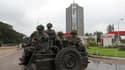 Des militaires patrouillent à proximité du siège de la télévision nationale congolaise, le 30 décembre, à Kinshasa.