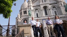Des touristes et des agents de police devant le Sacré Cœur à Paris.