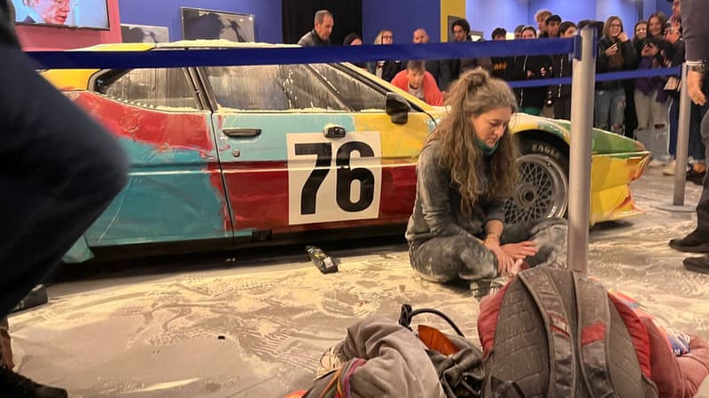 Des militants écologistes ont recouvert de farine vendredi à Milan une BMW repeinte par l'artiste américain Andy Warhol