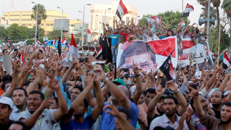 Partisans du président déchu Mohamed Morsi manifestant dimanche devant le siège de la garde républicaine au Caire. Selon un porte-parole de la confrérie, au moins 34 partisans des Frères musulmans ont été tués pendant la dispersion par l'armée d'une manif