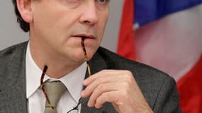 Le ministre du Redressement productif, Arnaud Montebourg, a répondu vendredi par l'ironie à la Une de The Economist sur "la bombe à retardement" française en comparant l'hebdomadaire libéral britannique à un "Charlie Hebdo de la City". /Photo prise le 15