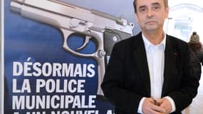 Robert Ménard devant l'affiche qui fait polémique. 