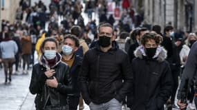 Des piétons portant un masque marchent dans la rue Sainte-Catherine, la plus grande rue commerçante de Bordeaux, le 27 novembre 2021. (photo d'illustration)