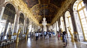 Photo de la galerie des glaces du château de Versailles.