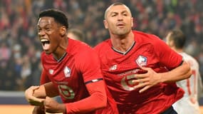 Burak Yilmaz félicite Jonathan David après un but du Canadien contre Salzbourg en Ligue des champions sur la pelouse de Lille le 23 novembre 2021