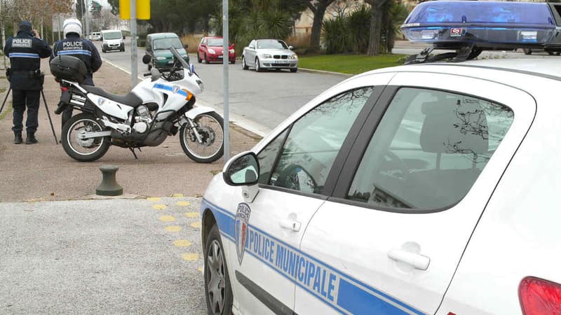 Des policiers municipaux, près d'un radar mobile, contrôlent la vitesse des voitures. (Photo d'illustration)
