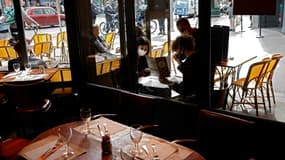 Un restaurant à Paris le 6 octobre 2020, avec des clients masqués en terrasse