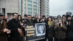 Un comité de soutien devant le tribunal d'Istanbul, où Asli Erdogan a comparu ce jeudi. 