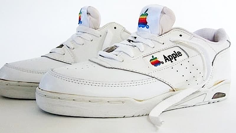 Ces sneakers font partie d'une panoplie imaginé par Steve Jobs pour ses salariés. Elles sont estimées aujourd'hui à 30.000 dollars.