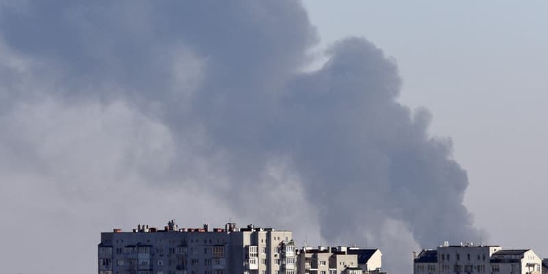 De la fumée s'élève au-dessus des bâtiments de la ville de Lviv, dans l'ouest de l'Ukraine, après une frappe de missile russe, le 10 octobre 2022.