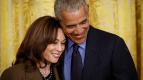 L’ancien président Barack Obama étreint la vice-présidente Kamala Harris à la Maison Blanche, le 5 avril 2022. (Photo d'illustration)