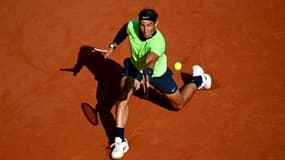 L'Espagnol Rafael Nadal au cours de son match contre l'Italien Jannik Sinner, le 7 juin 2021 à Roland-Garros