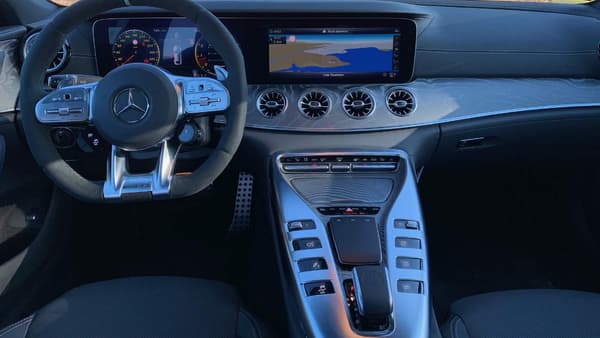 L'AMG GT reprend le grand écran digital des Classes A, E, S, à la place des compteurs des AMG GT coupés. La console centrale s'inspire des V8, avec 4 boutons de chaque côté, comme les 4 cylindres.
