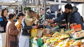 Fruits et légumes sur le marché place d'Aligre à Paris, le 22 mars 2022