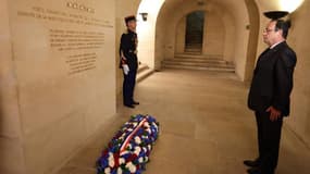 François Hollande a salué mardi lors d'une cérémonie au Panthéon, à Paris, la mémoire du poète et homme politique martiniquais Aimé Césaire, louant une personnalité engagée dans le combat contre l'esclavage et le colonialisme. /Photo prise le 26 juin 2013