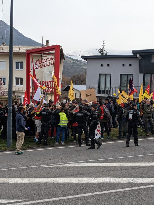 Des manifestants à Savines-le-Lac