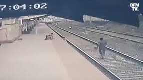 En Inde, un homme sauve in extremis un enfant sur des rails avant l'arrivée d'un train