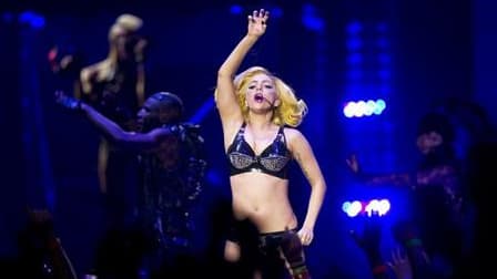 La chanteuse Lady Gaga au Madison Square Garden de New York lors du Monster Ball Tour en juillet dernier. Les grandes tournées musicales de l'année 2010 ont rapporté moins d'argent qu'en 2009, rapporte jeudi le magazine spécialisé Pollstar. /Photo prise l