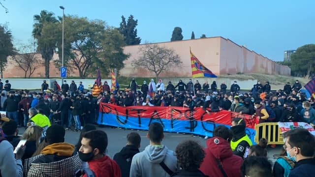 Des supporters du Barça autour du Camp Nou, le 16 février 2021