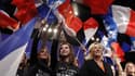Marine Le Pen a prôné samedi un Etat fort et promis une "révolution bleu marine, blanc, rouge" en présentant son projet pour la présidentielle de 2012 lors d'un banquet réunissant à Paris 1.000 sympathisants. /Photo prise le 19 novembre 2011/REUTERS/Benoî