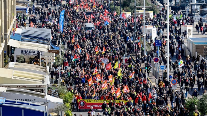 Des milliers de Marseillais protestant contre le projet de réforme des retraites le 31 janvier 2023.