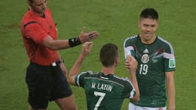 L’arbitre Wilmar Roldan et la joie de Peralta et Layun