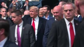 Donald Trump accueilli par un mélange de huées et de clameurs lors de son arrivée à un match de MMA