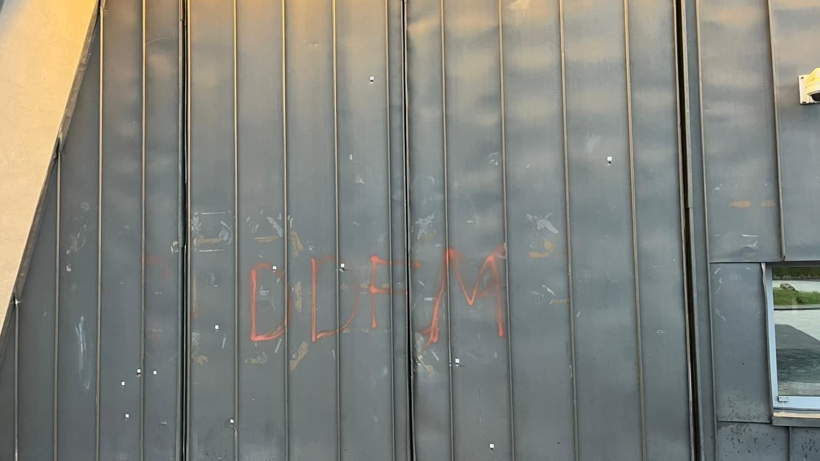 La porte de la prison Toulon - La Fardèle a été visée par des tirs d'arme à feu.