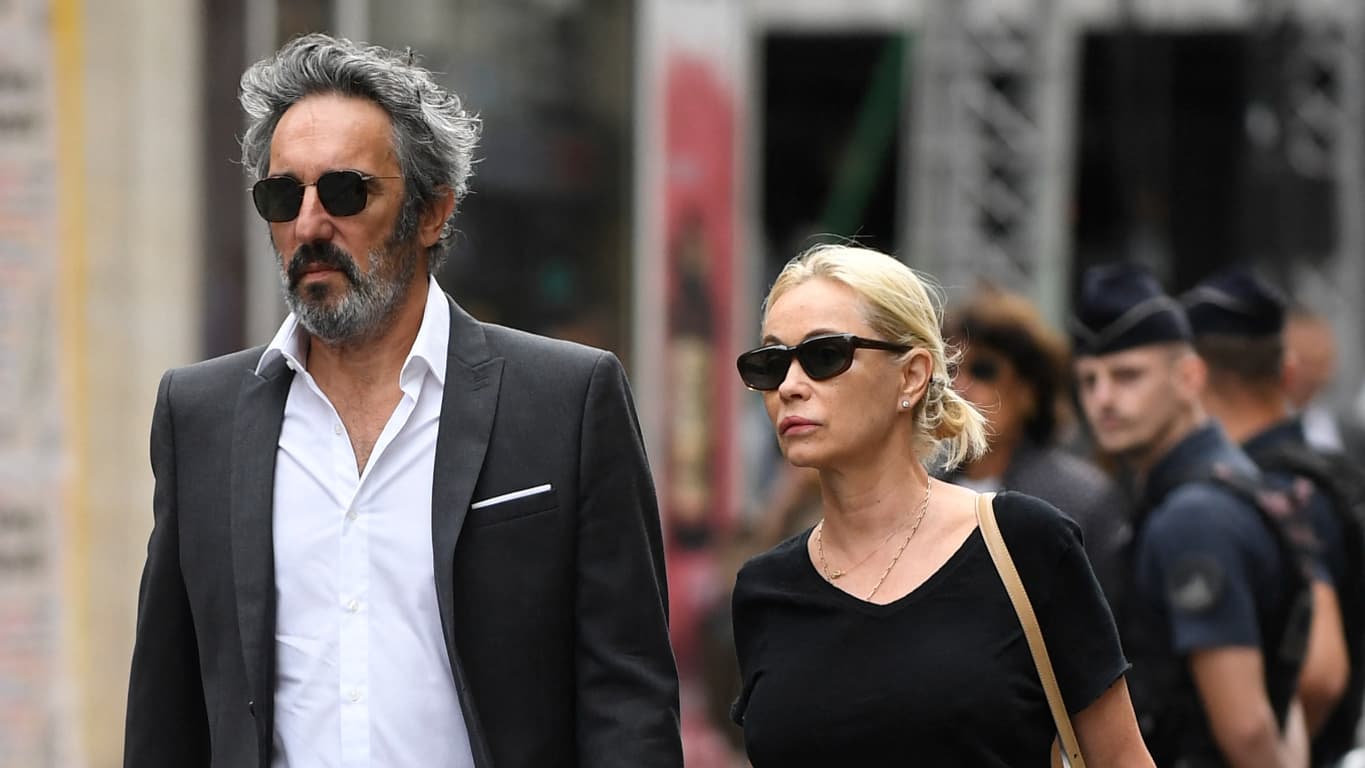 Emmanuelle Béart et son époux, le documentariste Frédéric Chaudier, arrivent aux obsèques de Jane Birkin le 24 juillet 2023 à l'église Saint-Roch (Paris Ier)