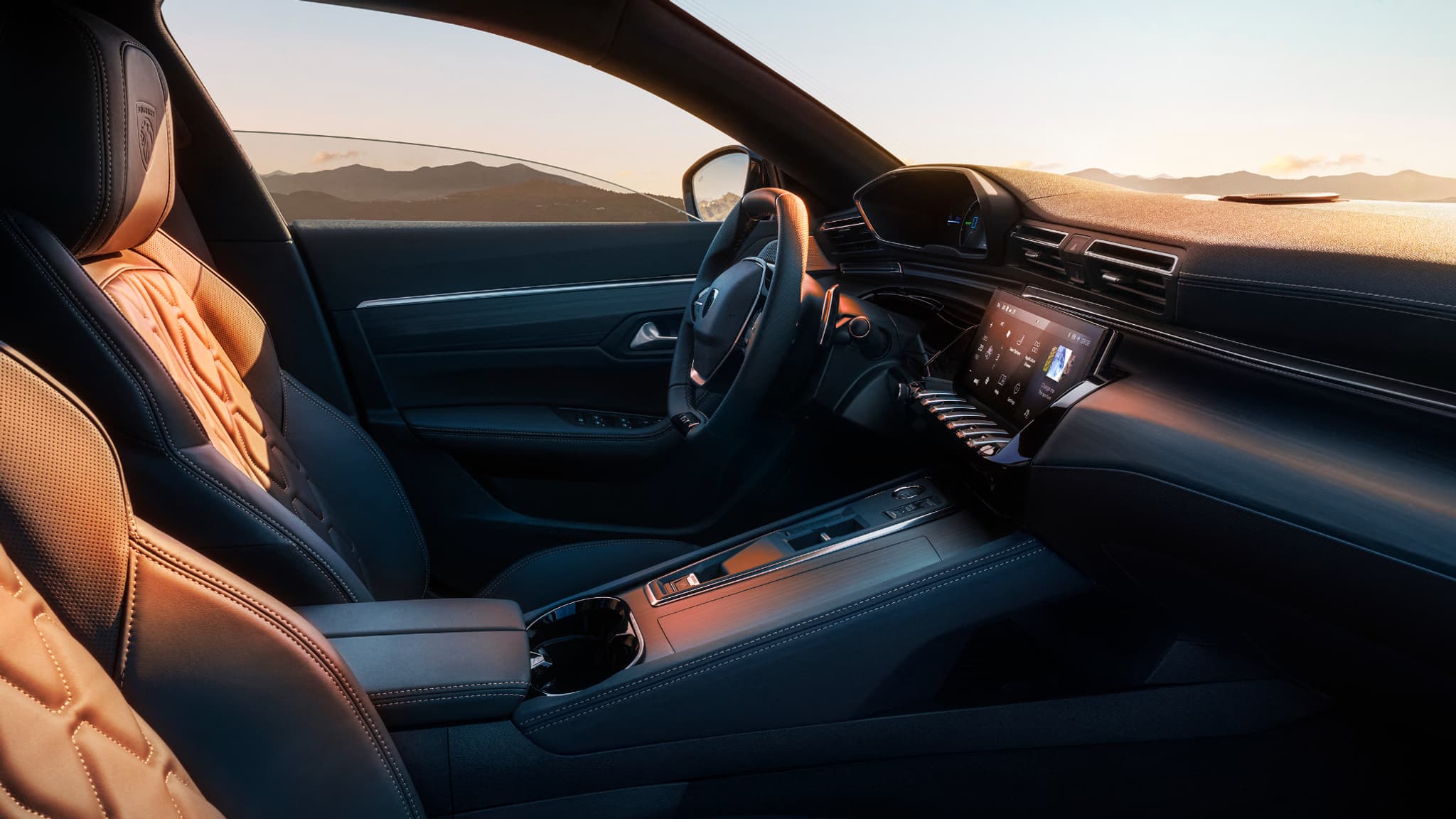 La nouvelle 508 embarque aussi une nouvelle mouture de sa poste de conduite, le i-cockpit. La nouvelle 508 embarque aussi une nouvelle mouture de sa poste de conduite, le i-cockpit.