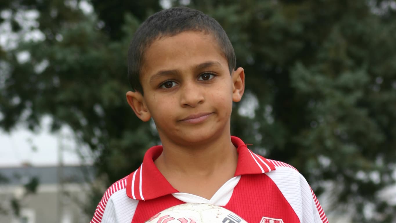 Sofiane Boufal enfant, ballon de foot dans les mains.