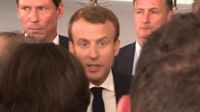 Emmanuel Macron face aux journalistes à Quimper.