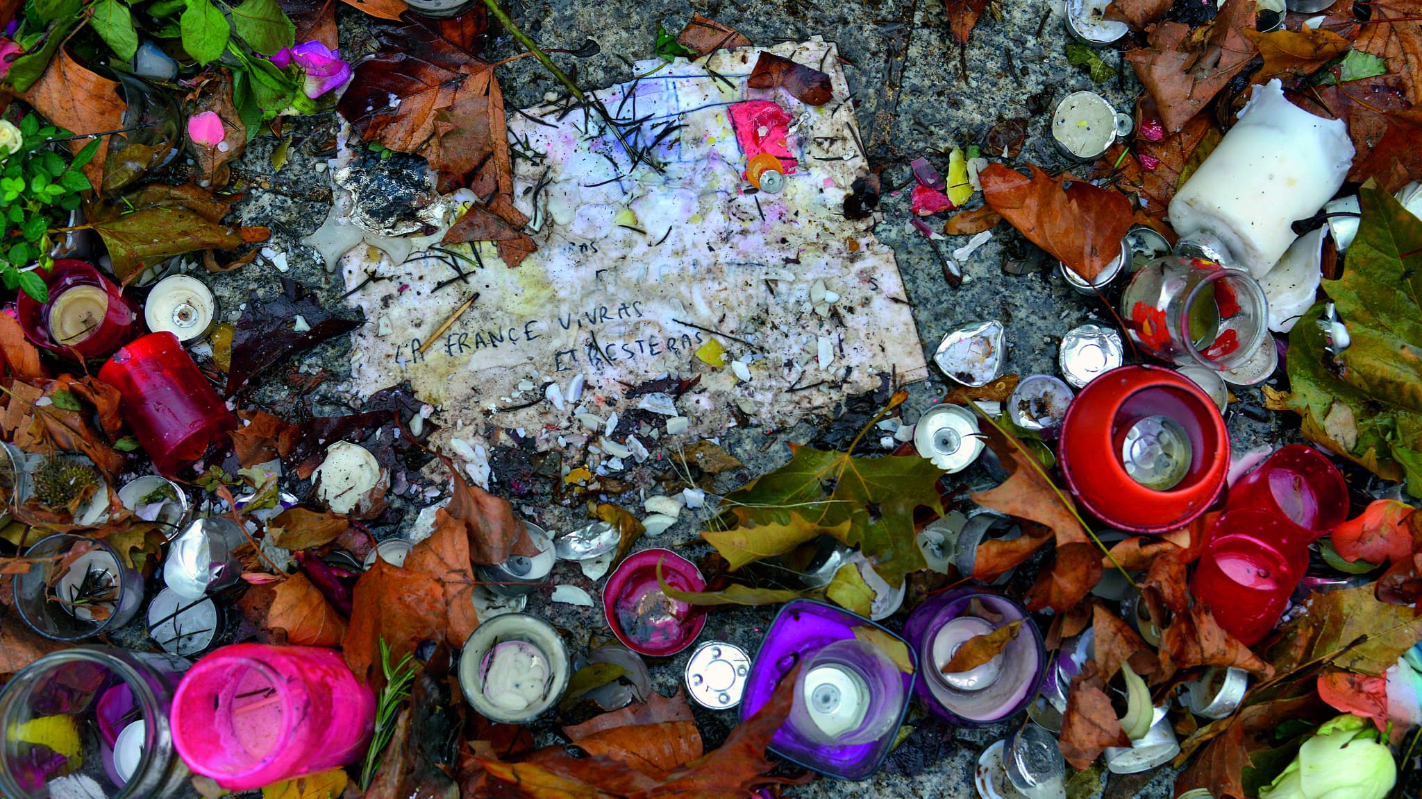 Un message effacé par la pluie devant le Bataclan le 10 décembre 2015