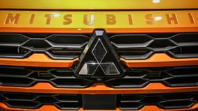 Le logo Mitsubishi photographié en mai 2024 dans un showroom à Tokyo